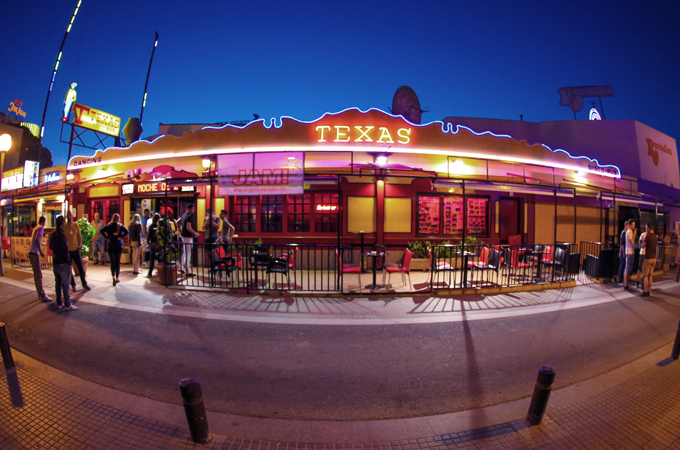 Die Disco-Bar Texas in Lloret de Mar, in einer Nebenstraße der Discostraße