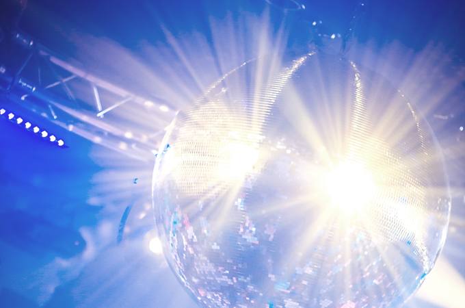 eine riesiege Discokugel im Magic Park