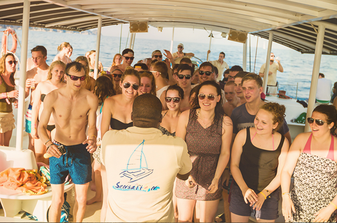 Partypeople bringen das Boot zum wackeln