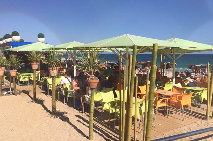 der Außenbereich der Vora Mar Beachbar, freundlich und direkt am Wasser