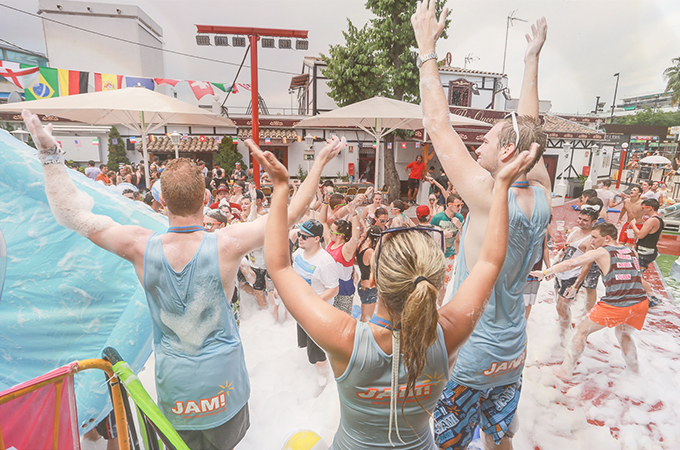 Feiernde Reiseleiter