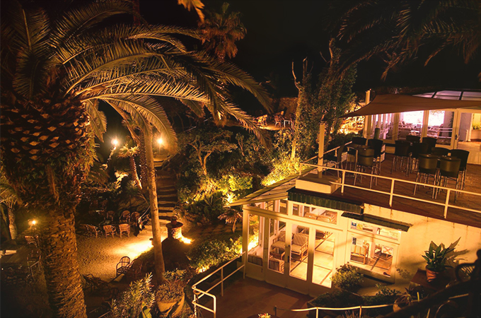 Die schöne Bar Cala Banys am Abend, gemütlich beleuchtet.