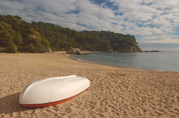Gestrandetes Boot in der Bucht Cala Canyelles