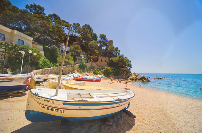 Boot am Strand von Sa Caleta, Lloret