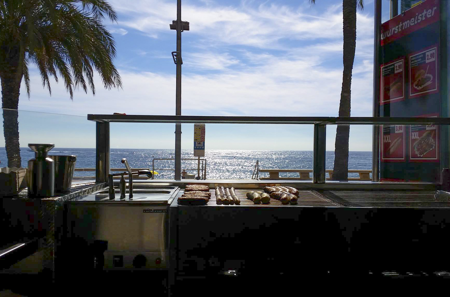 Schöne Aussicht aus dem Wurstmeister auf den Strand und das Meer