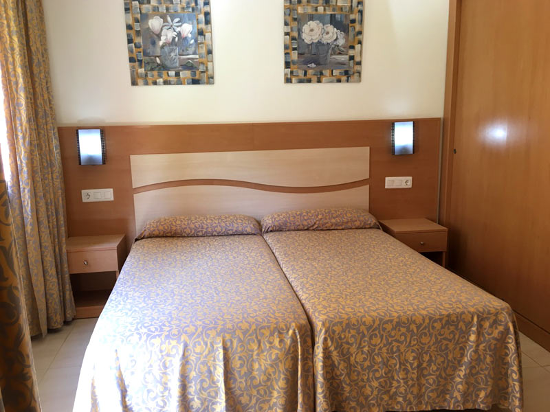 Schlafzimmer mit Doppelbett