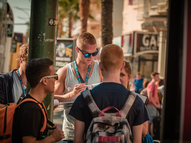 Reiseleiter überprüft die Ausflugsteilnehmer