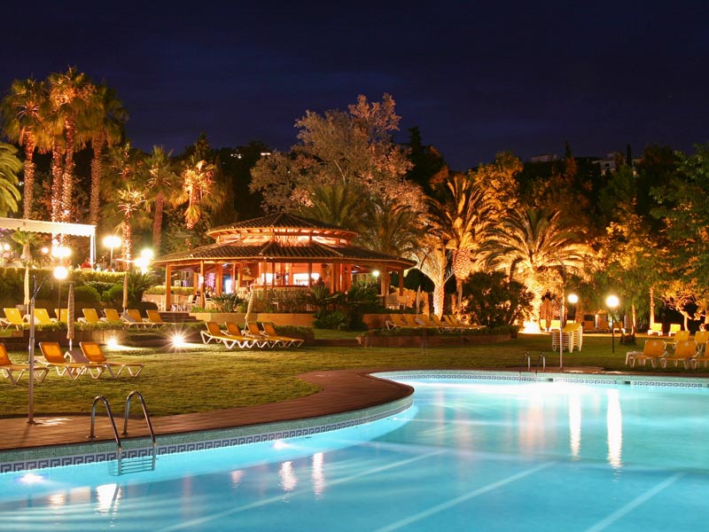 Poolanlage bei Nacht