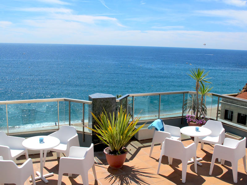 Dachterrasse mit Blick auf das Meer