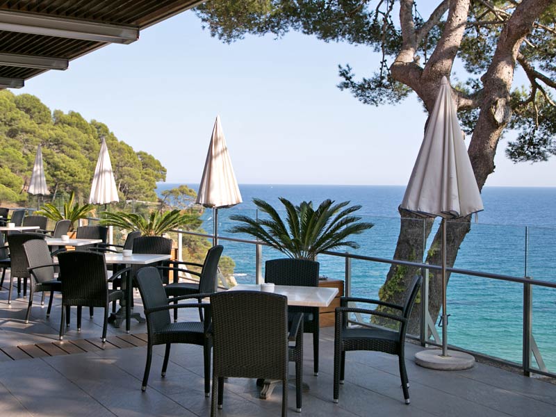 Außenbereich des Restaurants mit Meerblick